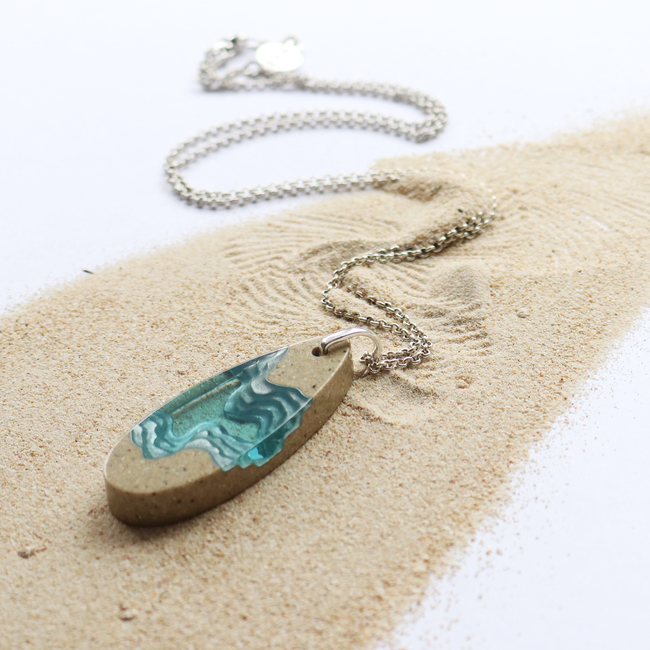 Fjord necklace on sand